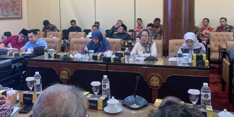 Komisi E DPRD Jatim desak Pemprov agresif perjuangkan THR dan Gaji ke-13 ribuan Guru ASN
