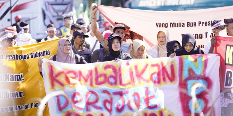Harga telur anjlok, ratusan peternak rakyat Jatim datangi DPRD Jatim