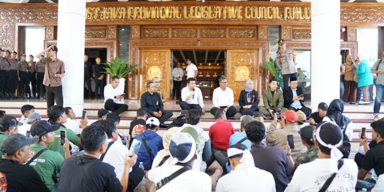Temui peternak yang demo di DPRD, Wagub Emil siapkan 3 langkah atasi anjloknya harga telur