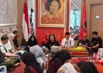 Peringati Harlah Bung Karno: PDIP Surabaya Bareng Gen Z Gelar Soekarno Trip diakhiri Potong Tumpeng