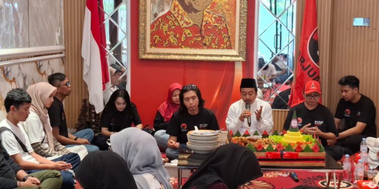 Peringati Harlah Bung Karno: PDIP Surabaya Bareng Gen Z Gelar Soekarno Trip diakhiri Potong Tumpeng