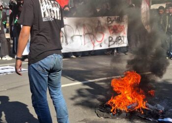 Aksi Mahasiswa di DPRD Surabaya Memanas: Bakar Ban, Soroti MBG hingga Kondisi Ekonomi Nasional