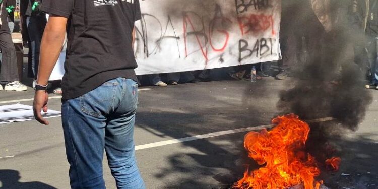 Aksi Mahasiswa di DPRD Surabaya Memanas: Bakar Ban, Soroti MBG hingga Kondisi Ekonomi Nasional