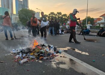 Ribuan Mahasiswa Demo di Grahadi Tolak MBG dan UU TNI-Polri, Petugas Kebersihan Bersihkan Sisa Sampah dan Bekas Pembakaran