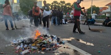 Ribuan Mahasiswa Demo di Grahadi Tolak MBG dan UU TNI-Polri, Petugas Kebersihan Bersihkan Sisa Sampah dan Bekas Pembakaran