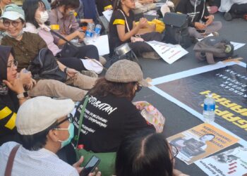 Massa “Rakyat Surabaya Menggugat” Demo di Grahadi, Desak Prabowo-Gibran Turun dan Bentuk Pemerintahan Transisi