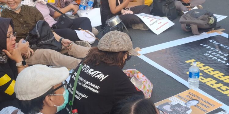 Massa “Rakyat Surabaya Menggugat” Demo di Grahadi, Desak Prabowo-Gibran Turun dan Bentuk Pemerintahan Transisi