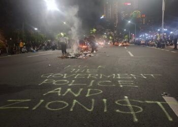 Aksi “Indonesia Sekarat” di Grahadi Surabaya, Massa Front Anti Kapitalisme Tuntut BBM dan Sembako Turun