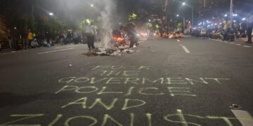 Aksi “Indonesia Sekarat” di Grahadi Surabaya, Massa Front Anti Kapitalisme Tuntut BBM dan Sembako Turun