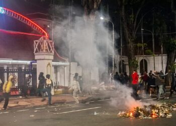 Aksi “Indonesia Sekarat” di Grahadi Ricuh, Massa Lempari Polisi dan Coba Jebol Pagar