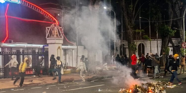 Aksi “Indonesia Sekarat” di Grahadi Ricuh, Massa Lempari Polisi dan Coba Jebol Pagar