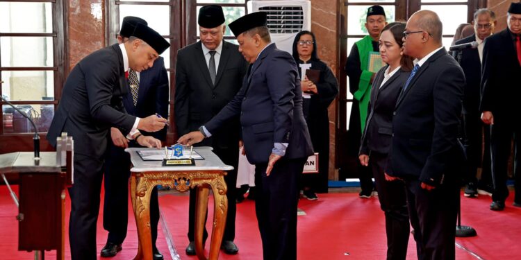 Eri Cahyadi Lantik 57 Pejabat, Tiga Kecamatan Diperiksa dan Camat-Lurah Terancam Dicopot