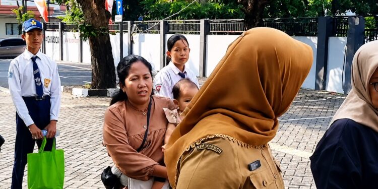 Anak Miskin Mau Sekolah SMA/SMK Negeri, Kok Masih Harus Bolak-Balik Urus Surat?