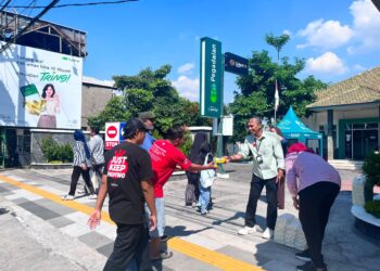 Pegadaian Surabaya Bagikan 14.000 Paket Makanan, Program “Mengetuk Pintu Langit” Sentuh Warga hingga Ojol
