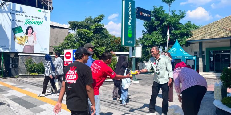 Pegadaian Surabaya Bagikan 14.000 Paket Makanan, Program “Mengetuk Pintu Langit” Sentuh Warga hingga Ojol