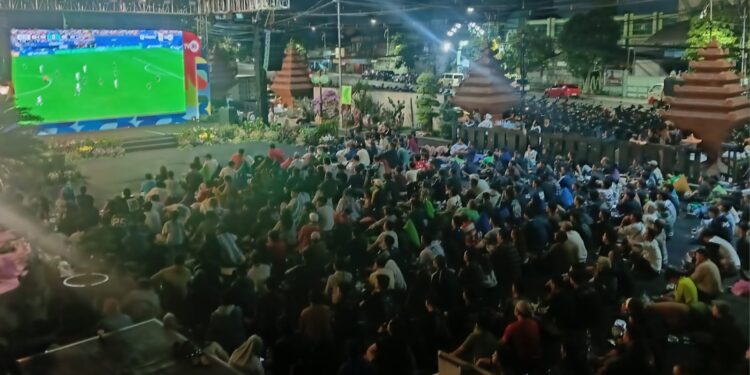 Nobar semifinal Piala Dunia 2026 di DPRD Jatim, pendukung Argentina bersorak, fans Inggris gigit jari