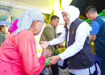 Gelar pasar murah di Pamekasan, Khofifah: Akan perkuat daya beli masyarakat dan jaga stabilisasi harga bahan pokok dan berdayakan UMKM