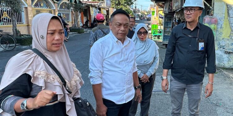 Warga Gebang Lor Andalkan Air Gerobakan untuk Memasak, DPRD dan PDAM Turun Langsung