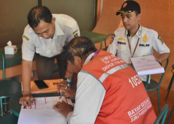 Pemkot Surabaya Segel Parkir Liar, 63 Titik Ditertibkan Demi Transparansi dan PAD