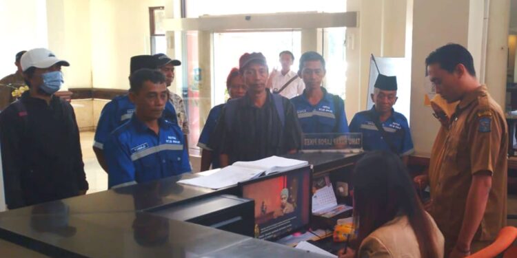 RT/RW Tambak Wedi Resmi Adukan Mutasi Lurah ke DPRD Surabaya, Minta Nama Baik Dipulihkan dan Jabatan Dikembalikan