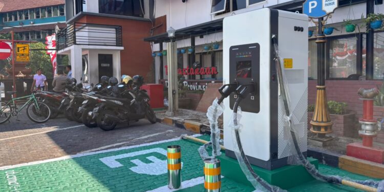 Dukung transportasi ramah lingkungan, DPRD Jatim sediakan fasilitas pengisian daya kendaraan listrik