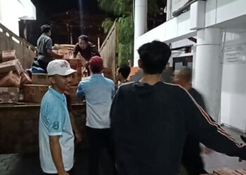 Wujud empati bencana NTT, Sekretariat DPRD Jatim berangkatkan paket bantuan kemanusiaan