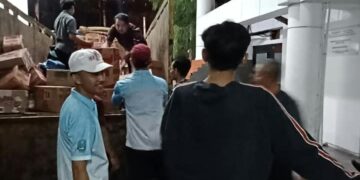 Wujud empati bencana NTT, Sekretariat DPRD Jatim berangkatkan paket bantuan kemanusiaan