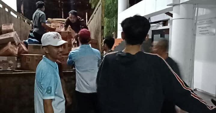 Wujud empati bencana NTT, Sekretariat DPRD Jatim berangkatkan paket bantuan kemanusiaan