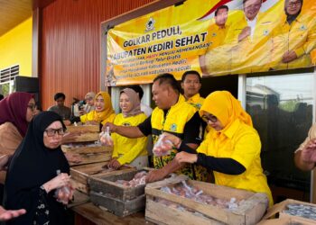 Jum’at berkah dan dukung peternak, Cak Hadi bagikan 200 kg telur dan ajak makan gratis masyarakat Kediri