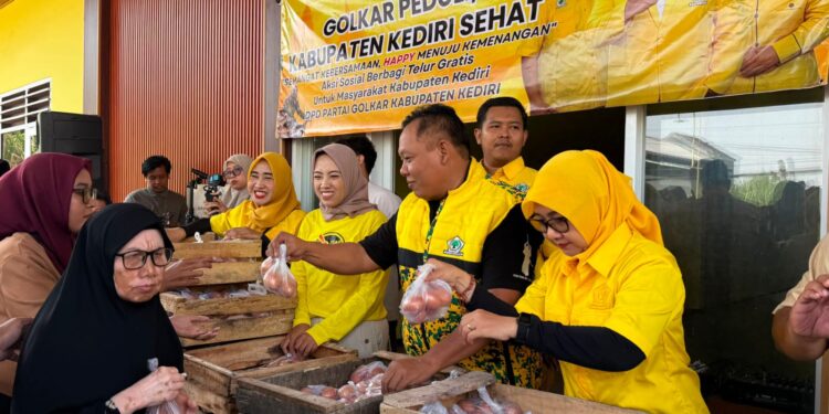 Jum’at berkah dan dukung peternak, Cak Hadi bagikan 200 kg telur dan ajak makan gratis masyarakat Kediri