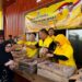 Jum’at berkah dan dukung peternak, Cak Hadi bagikan 200 kg telur dan ajak makan gratis masyarakat Kediri