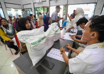 Transfer 5,5 Ribu Ton Beras Bantuan ke Warga Surabaya, Pemkot Tegaskan Kalau Dijual Kena Sanksi