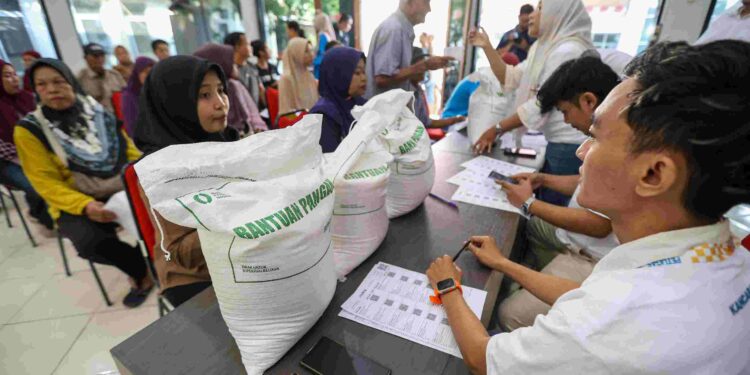 Transfer 5,5 Ribu Ton Beras Bantuan ke Warga Surabaya, Pemkot Tegaskan Kalau Dijual Kena Sanksi