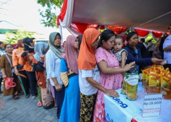 Warga Serbu Pasar Murah Pemkot Surabaya, Rela Antri Panjang Demi Beras dan Minyak Goreng Harga Miring