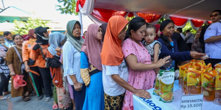 Warga Serbu Pasar Murah Pemkot Surabaya, Rela Antri Panjang Demi Beras dan Minyak Goreng Harga Miring