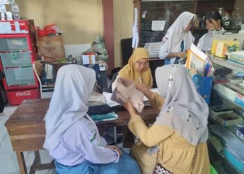 Siswi Berprestasi Juara Paskibraka Surabaya Tak Mampu Beli Seragam, Jual Kue demi Sekolah