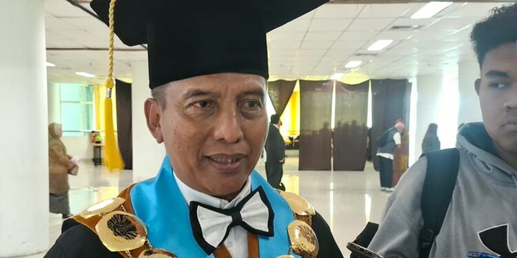Rektor UNESA Siapkan Lulusan Jadi Agen Perubahan, Alumni Berprestasi Diganjar Kuliah S2-S3 Gratis