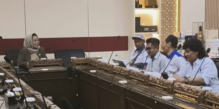 Terima demo buruh, Komisi E DPRD Jatim dukung kenaikan UMK hingga 9 persen dan Raperda Pesangon