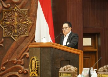 Gubernur Khofifah beri catatan terkait Raperda Produk Halal, soroti kewenangan LPH hingga anggaran