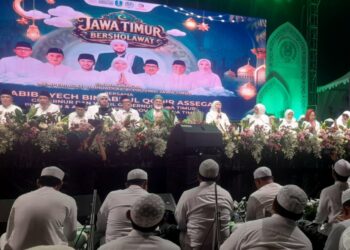Gema Sholawat menggetarkan Gedung DPRD Jatim, Musyafak dan Khofifah doakan kesejahteraan warga Jawa Timur