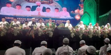 Gema Sholawat menggetarkan Gedung DPRD Jatim, Musyafak dan Khofifah doakan kesejahteraan warga Jawa Timur