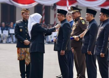 Komit kawal aspirasi rakyat, Wakil Ketua DPRD Jatim Deni Wicaksono terima penghargaan Jer Basuki Mawa Beya Emas