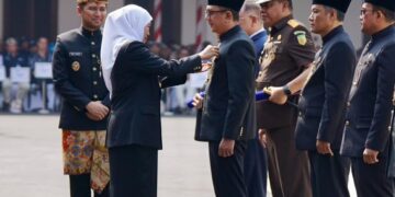 Komit kawal aspirasi rakyat, Wakil Ketua DPRD Jatim Deni Wicaksono terima penghargaan Jer Basuki Mawa Beya Emas