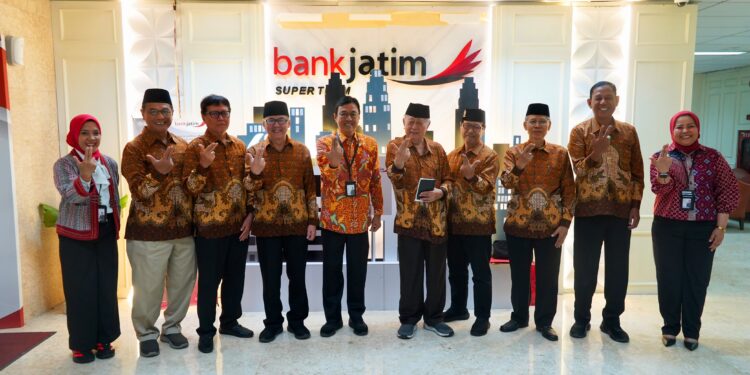 Perkuat sinergi dengan PWRI, Bank Jatim hadirkan kartu pintar elektronis bagi anggota PWRI