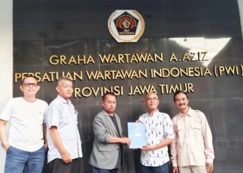 Petahana Lutfil Hakim dan Dwi Lokononto ambil formulir bakal calon ketua PWI Jatim dan DKP