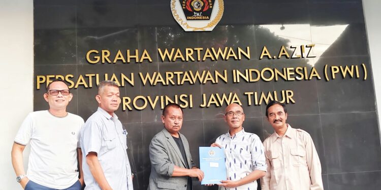 Petahana Lutfil Hakim dan Dwi Lokononto ambil formulir bakal calon ketua PWI Jatim dan DKP