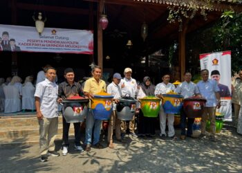 Melalui gerakan Indonesia ASRI dan jelang musim hujan, Wakil Ketua DPRD Jatim Hidayat, bagikan 300 tempat sampah di Mojokerto