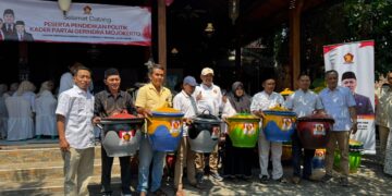 Melalui gerakan Indonesia ASRI dan jelang musim hujan, Wakil Ketua DPRD Jatim Hidayat, bagikan 300 tempat sampah di Mojokerto