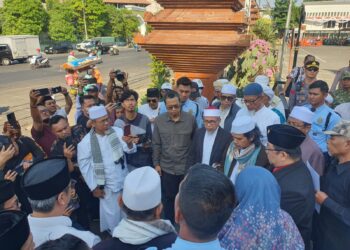 Tuntut pemakzulan Wapres Gibran, aliansi ulama dan tokoh masyarakat Jatim datangi DPRD