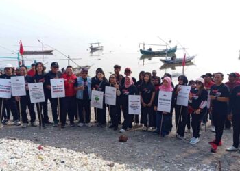 Merah Muda Fest di Pantai Kenjeran, Gen Z Bergerak Cegah Pencemaran Laut
